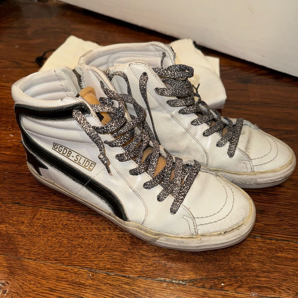 Golden Goose Sneakers w/ leopard shoelaces!

Great condition, size 37